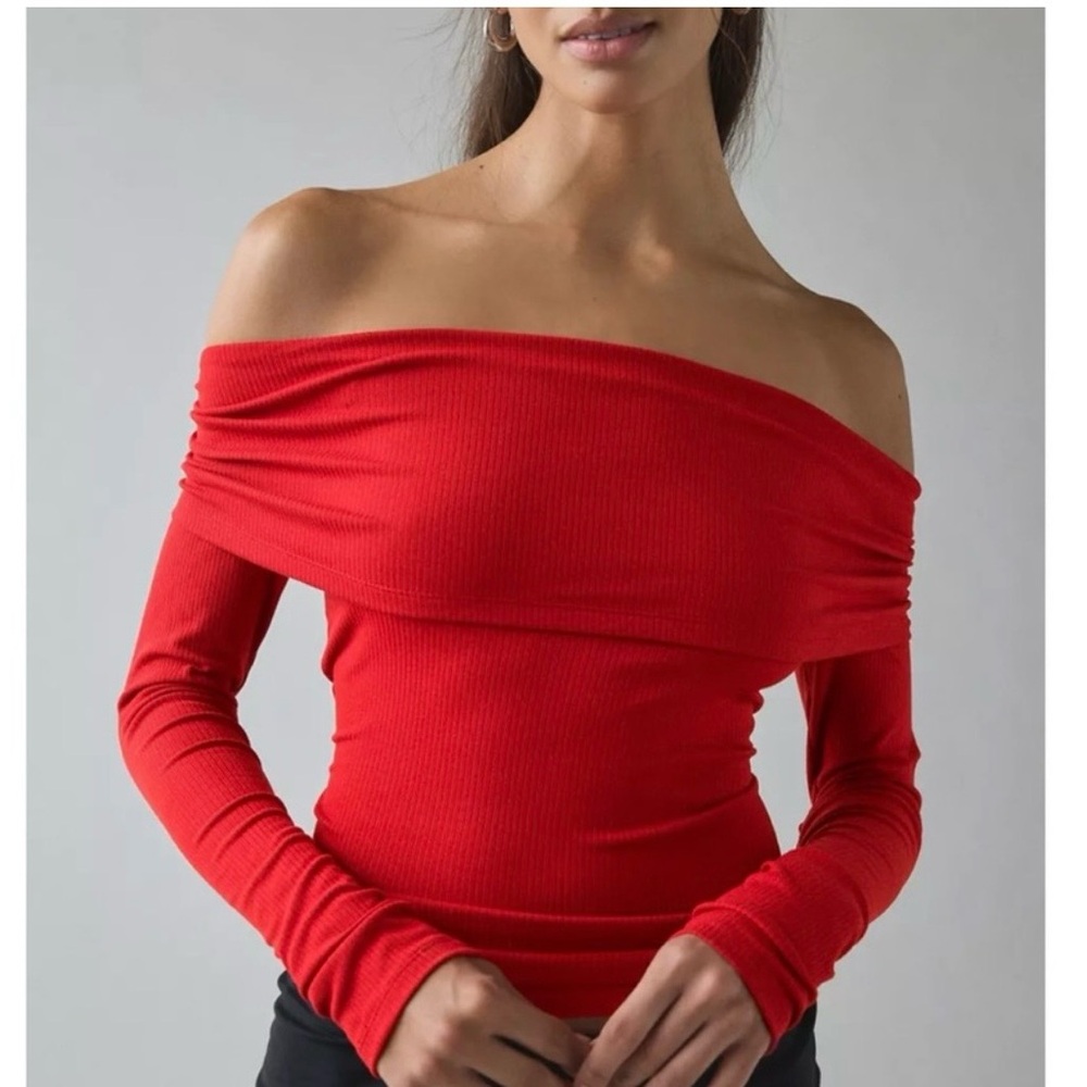 Urban Outfitters Off-The-Shoulder Red Knit Top
Size L